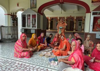 बीकानेर|पवित्र श्रावण मास के पावन अवसर पर नत्थूसर बास स्थित श्री नवलेश्वर मठ सिद्धपीठ श्री विवेकनाथ जी की बगेची में सवा लाख पार्थिव शिवलिंग निर्माण का भव्य अनुष्ठान जार