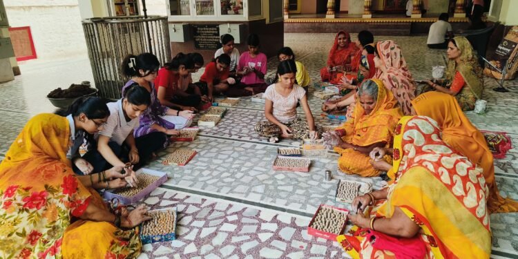 बीकानेर: नवलेश्वर मठ में गूंज रहा ‘हर-हर महादेव’, सवा लाख पार्थिव शिवलिंग निर्माण का अनुष्ठान जारी