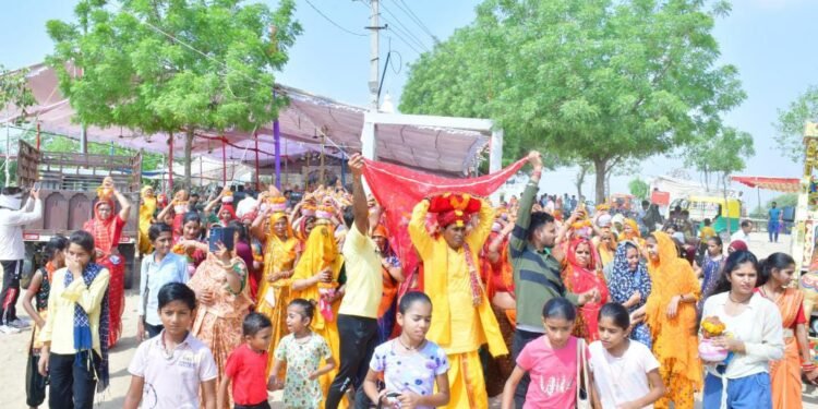 कलशयात्रा के साथ हुआ सात दिवसीय श्रीमद्भागवत कथा ज्ञान यज्ञ का शुभारम्भ, संत-महात्माओं की निकली सवारी