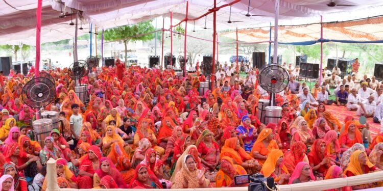 श्रीमद्भागवत कथा में उमड़े श्रद्धालु, संतों का हुआ समागम,संस्कारों के बिना जीवन का कोई मोल नहीं : धर्मेश महाराज