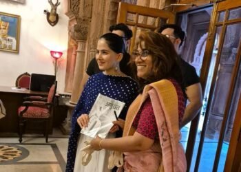 जया किशोरी जी को अणुव्रत पत्रिका व अणुविभा द्वारा पारित इको फ्रेंडली कैरी बैग भेंट डॉ. नीलम जैन