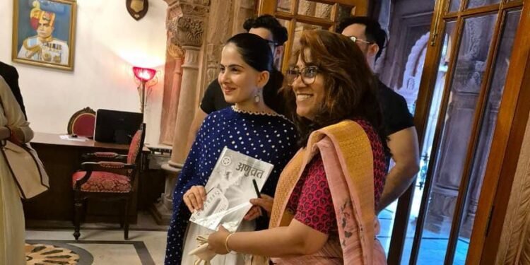 जया किशोरी जी को अणुव्रत पत्रिका व अणुविभा द्वारा पारित इको फ्रेंडली कैरी बैग भेंट डॉ. नीलम जैन