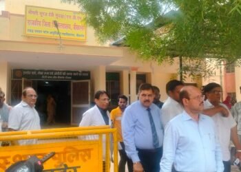 संभागीय आयुक्त ने जिला अस्पताल का किया निरीक्षण,आरएमआरएस बैठक का हुआ आयोजन