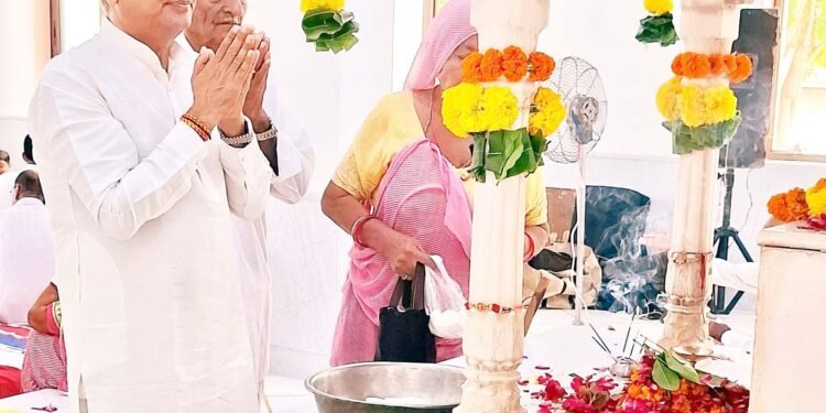 कुलरिया परिवार ने सालमनाथ धोरे पर किया गुरु पूजन, संत-महात्माओं का किया अभिनंदन