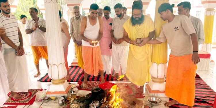 रामझरोखा कैलाशधाम में गूंजे हर हर महादेव के जयकारे, रुद्र महायज्ञ में सैकड़ों ने दी आहुतियां सावन माह में भक्तों पर बरसती है महादेव की असीम कृपा : श्री सरजूदासजी महाराज