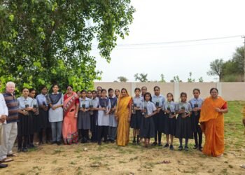 भाजपा ने उदयरामसर स्कूल में विद्यार्थियों को पौधे वितरित कर संरक्षण की दी सीख