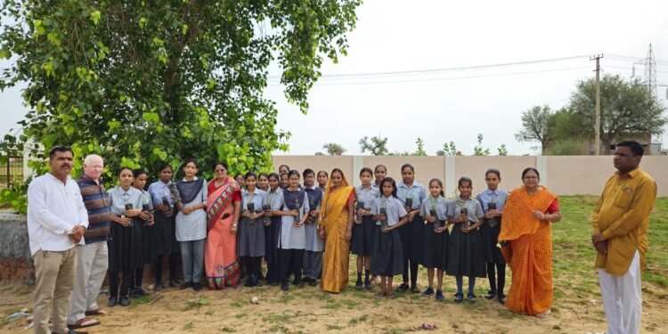 भाजपा ने उदयरामसर स्कूल में विद्यार्थियों को पौधे वितरित कर संरक्षण की दी सीख