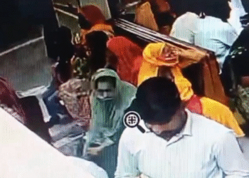 बीकानेर: कोठारी अस्पताल में इलाज करवाने आए व्यक्ति की जेब से महिला ने उड़ाए हजारों रुपये, CCTV में कैद हुई संदिग्ध