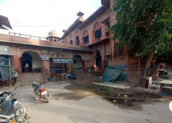 बरसाती मौसम में बार रुम से टपक रहा पानी, टूटते हुए छज्जों के बीच बैठने को मजबूर आमजन, प्रशासन बना मूकदर्शक