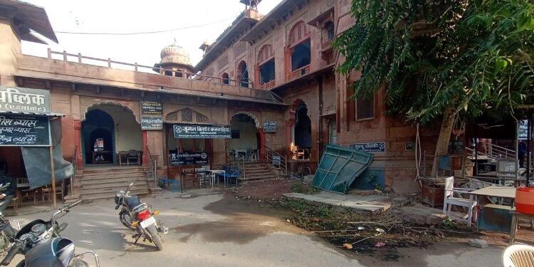 बरसाती मौसम में बार रुम से टपक रहा पानी, टूटते हुए छज्जों के बीच बैठने को मजबूर आमजन, प्रशासन बना मूकदर्शक