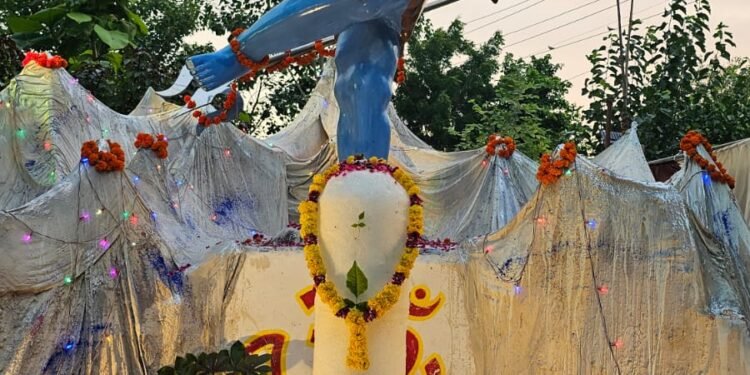 बीकानेर: सावन के अंतिम सोमवार को नटराज पार्क में बाबा बर्फानी का भव्य श्रृंगार