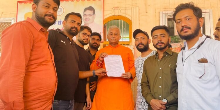 पैरामेडिकल भर्ती की मांग, विधायक को सौंपा ज्ञापन