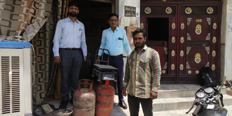घरेलू गैस सिलेंडर्स के दुरूपयोग पर कार्रवाई,बारह घरेलू गैस सिलेंडर्स सहित अन्य सामग्री जब्त
