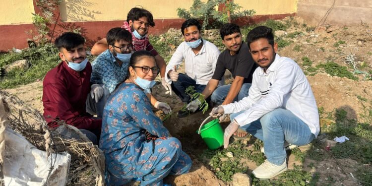 टीम “क्लीन कैप्सूल संडेज़ बीकानेर” का PBM अस्पताल में स्वच्छता व हरियाली अभियान