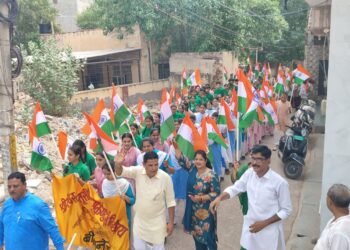 नयाशहर मंडल की तिरंगा यात्रा रैली में बच्चों संग गूंजे देशभक्ति गीत, विधायक जेठानंद व्यास ने दिलाया स्वतंत्रता संग्राम का स्मरण”