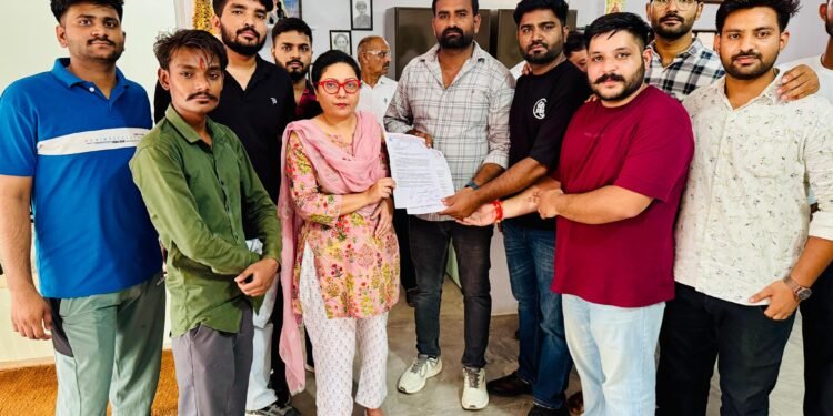 पैरामेडिकल स्टाफ भर्ती की मांग को लेकर विधायक सिद्धि कुमारी को सौंपा ज्ञापन”