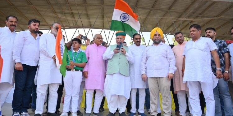 बाफना स्कूल में 3 हजार से अधिक विद्यार्थियों को कानून मंत्री अर्जुनराम मेघवाल और महावीर रांका ने वितरित किए तिरंगे”