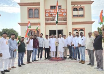 बीकानेर भाजपा कार्यालय में फहराया तिरंगा, स्वतंत्रता दिवस पर एक दूजे को मिठाई खिलाकर मनाया जश्न ए आजादी