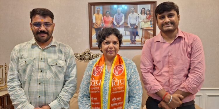 विप्र फाउंडेशन बीकानेर शहर के युवा जिलाध्यक्ष एडवोकेट पंकज पीपलवा की राष्ट्रीय महिला आयोग की अध्यक्ष विजया रहाटकर से शिष्टाचार भेंट