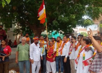 न्यू तरुण मंडल समिति ने धूमधाम से सेवा दल को किया रवाना, लाखों खर्च होंगे सेवाकार्यों पर