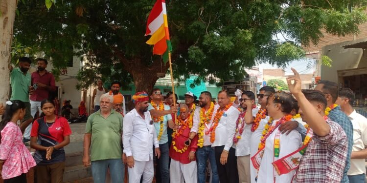 न्यू तरुण मंडल समिति ने धूमधाम से सेवा दल को किया रवाना, लाखों खर्च होंगे सेवाकार्यों पर