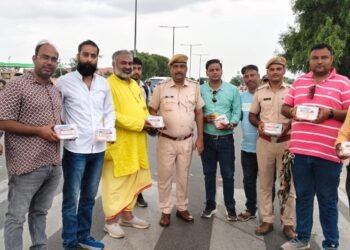 यातायात पुलिस और सामाजिक कार्यकर्ताओं की पहल – जतारुओं के लिए 1000 रिफ्लेक्टर, 500 फर्स्ट एड किट वितरित