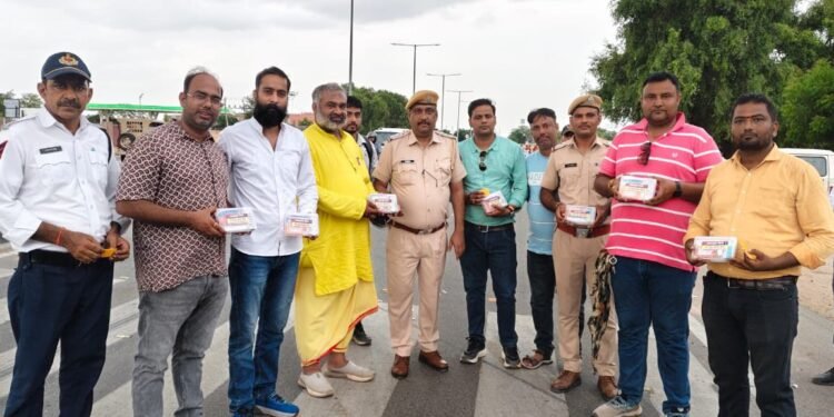 यातायात पुलिस और सामाजिक कार्यकर्ताओं की पहल – जतारुओं के लिए 1000 रिफ्लेक्टर, 500 फर्स्ट एड किट वितरित