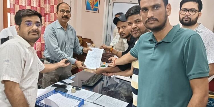 लाइब्रेरियन ग्रेड-3 भर्ती में पद वृद्धि की मांग को लेकर, अभ्यर्थियों ने शिक्षा निदेशक को सौंपा ज्ञापन