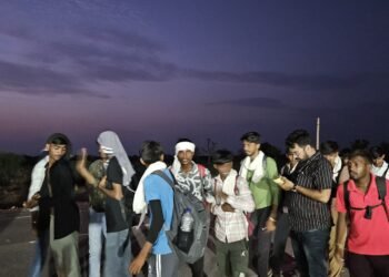 बजरंग धोरा धाम ने श्रद्धालुओं की सुरक्षा के लिए चिपकाए रेडियम स्टीकर