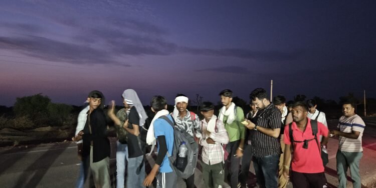 बजरंग धोरा धाम ने श्रद्धालुओं की सुरक्षा के लिए चिपकाए रेडियम स्टीकर