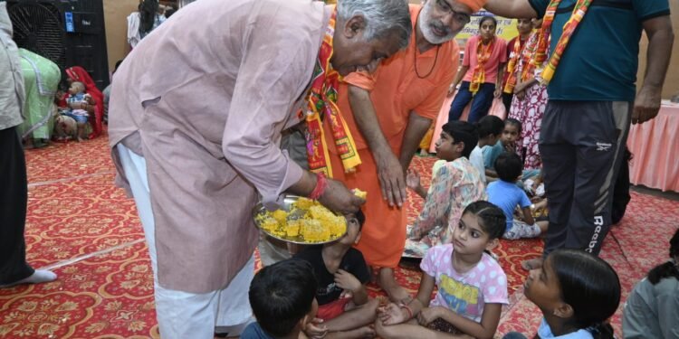 2151 कन्याओं का हुआ पूजन व भोजन, चुनरी ओढ़ाकर दिए गए उपहार