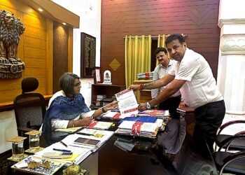 जिला कलक्टर से मिलें बीकानेर व्यापार उद्योग मण्डल के अध्यक्ष मुख्यमंत्री के नाम सौंपा धन्यवाद ज्ञापन शहर चलों अभियान घोषणा पर करने पर जताया आभार