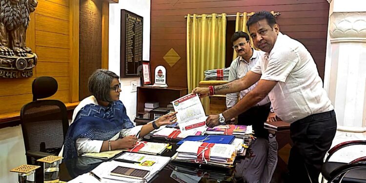 जिला कलक्टर से मिलें बीकानेर व्यापार उद्योग मण्डल के अध्यक्ष मुख्यमंत्री के नाम सौंपा धन्यवाद ज्ञापन शहर चलों अभियान घोषणा पर करने पर जताया आभार