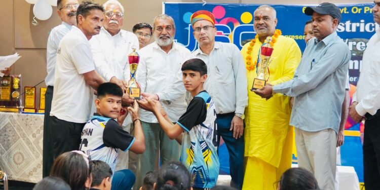 जेएससी इंग्लिश एकेडमी बनी जिला स्तरीय खेलकूद प्रतियोगिता का केंद्र, विजेता खिलाड़ियों को मिला सम्मान