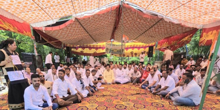 बीकानेर की जन समस्याओं को लेकर कांग्रेस का एक दिवसीय धरना, कलेक्टर को सौंपा 9 सूत्री ज्ञापन”