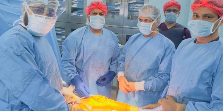 डॉ. बी.एल. खजोटिया और टीम की बड़ी उपलब्धि – असंभव सा दिखने वाला घुटना प्रत्यारोपण बना मिसाल