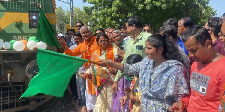 बीकानेर से रामेश्वरम-मदुरै के लिए रवाना हुई 676 वरिष्ठ नागरिकों की भारत गौरव ट्रेन, स्टेशन गूंजा जयकारों से”