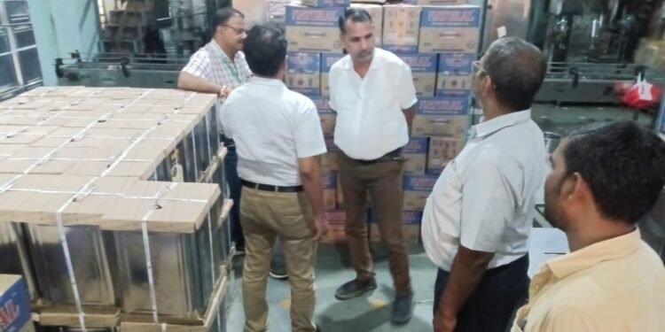 बीछवाल औद्योगिक क्षेत्र में निरीक्षण एवं नमूनीकरण की कारवाई में 1950 किलोग्राम तेल सीज