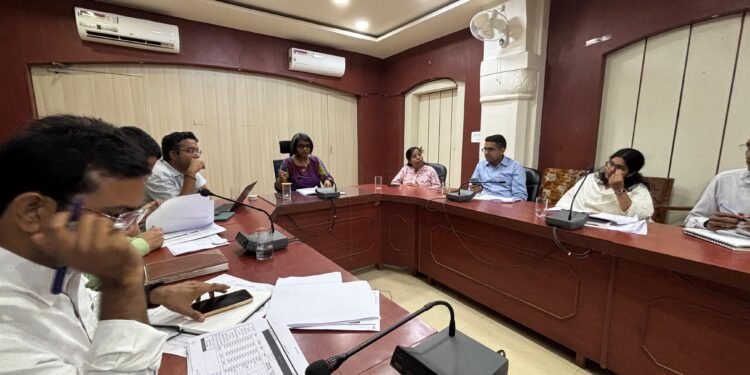 जिला कलेक्टर नम्रता वृष्णि ने ली समीक्षा बैठक, शिविरों की मॉनिटरिंग कड़ाई से करने के निर्देश