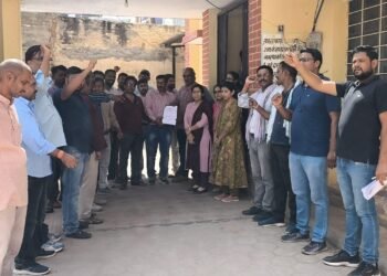 जोधपुर डिस्कॉम श्रमिक संघ का प्रदर्शन, 33 सूत्री मांग पत्र सौंपा”