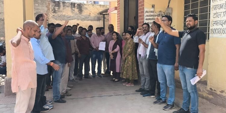 जोधपुर डिस्कॉम श्रमिक संघ का प्रदर्शन, 33 सूत्री मांग पत्र सौंपा”