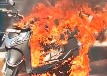 बीकानेर: एमएस कॉलेज ओवरब्रिज पर सड़क पर दौड़ती स्कूटी धू-धू कर जल उठी