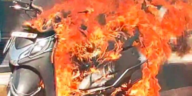 बीकानेर: एमएस कॉलेज ओवरब्रिज पर सड़क पर दौड़ती स्कूटी धू-धू कर जल उठी