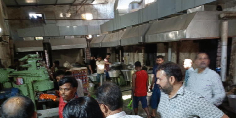 करणी औद्योगिक क्षेत्र में की गई निरीक्षण एवं नमूनीकरण की कार्यवाही