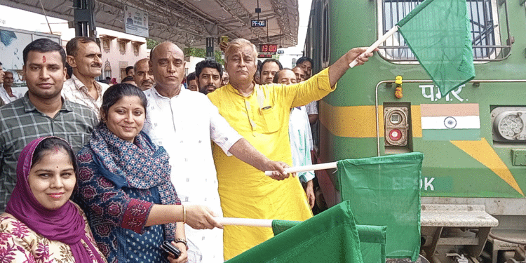 वरिष्ठ नागरिक तीर्थ यात्रा योजना,हरिद्वार, अयोध्या और वाराणसी के लिए रवाना हुए 680 वरिष्ठ नागरिक,विधायक श्री जेठानंद व्यास ने दिखाई हरी झंडी