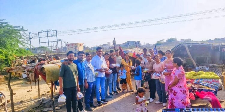 बीकानेर की झुग्गियों में दीपावली का उजाला लेकर पहुँची क्लीन कैप्सूल टीम