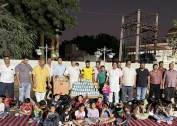 महावीर रांका ने बांटी दीपावली की खुशियां, बच्चों को दिए पटाखे व मिठाइयां