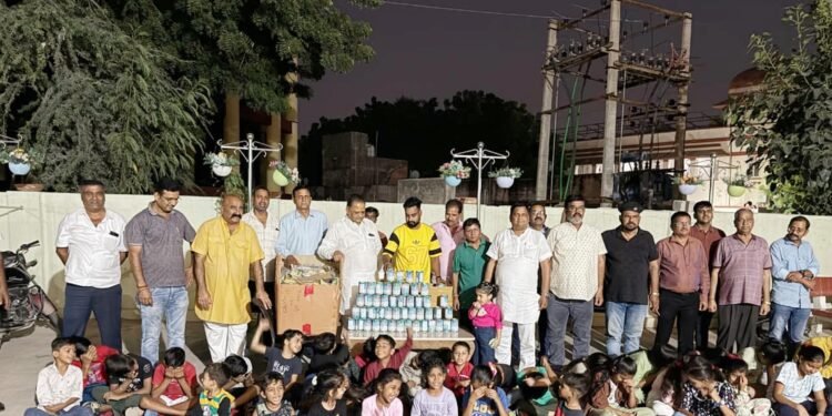 महावीर रांका ने बांटी दीपावली की खुशियां, बच्चों को दिए पटाखे व मिठाइयां