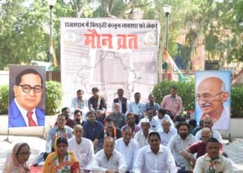 राजस्थान में बिगड़ती कानून व्यवस्था को लेकर कांग्रेस नेताओं का गांधी प्रतिमा के सामने मौन व्रत
