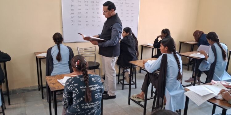 शिक्षा निदेशक श्री जाट ने विभिन्न स्कूलों का किया निरीक्षण, परीक्षा कार्य गंभीरता से नहीं करने पर दो शिक्षकों को नोटिस के निर्देश